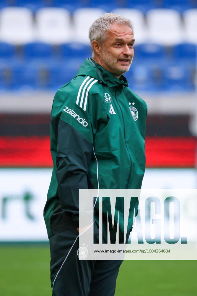 Karlsruhe, Deutschland: 08.10.2026 - Deutsche Fußballnationalmannschaft der Frauen - Abschlusstraining - Testspiel Deutschland vs. Australien Im Bild: Bundestrainer Christian Wück Wueck (Deutschland)