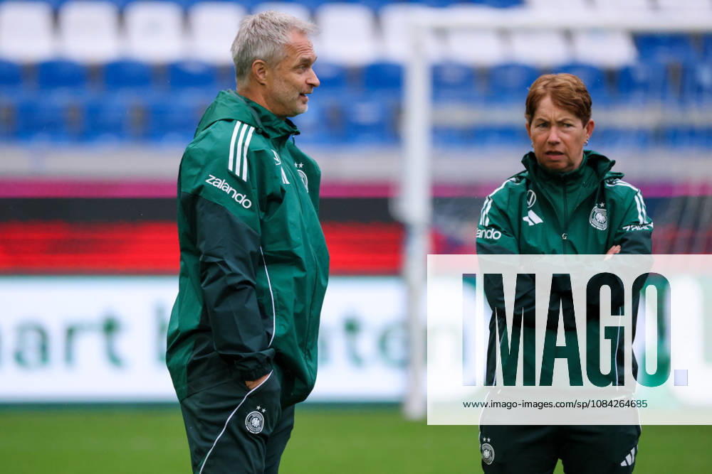 Karlsruhe, Deutschland: 08.10.2026 - Deutsche Fußballnationalmannschaft der Frauen - Abschlusstraining - Testspiel Deutschland vs. Australien Im Bild: v.li. Bundestrainer Christian Wück Wueck (Deutschland) und Co-Trainerin Maren Meinert (Deutschland)