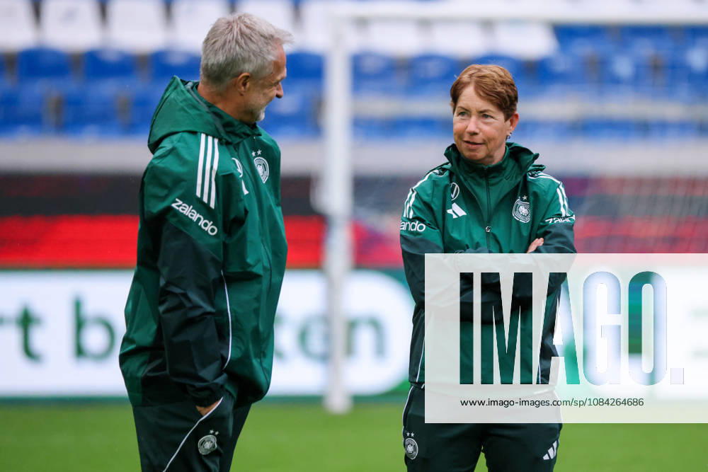 Karlsruhe, Deutschland: 08.10.2026 - Deutsche Fußballnationalmannschaft der Frauen - Abschlusstraining - Testspiel Deutschland vs. Australien Im Bild: v.li. Bundestrainer Christian Wück Wueck (Deutschland) und Co-Trainerin Maren Meinert (Deutschland)