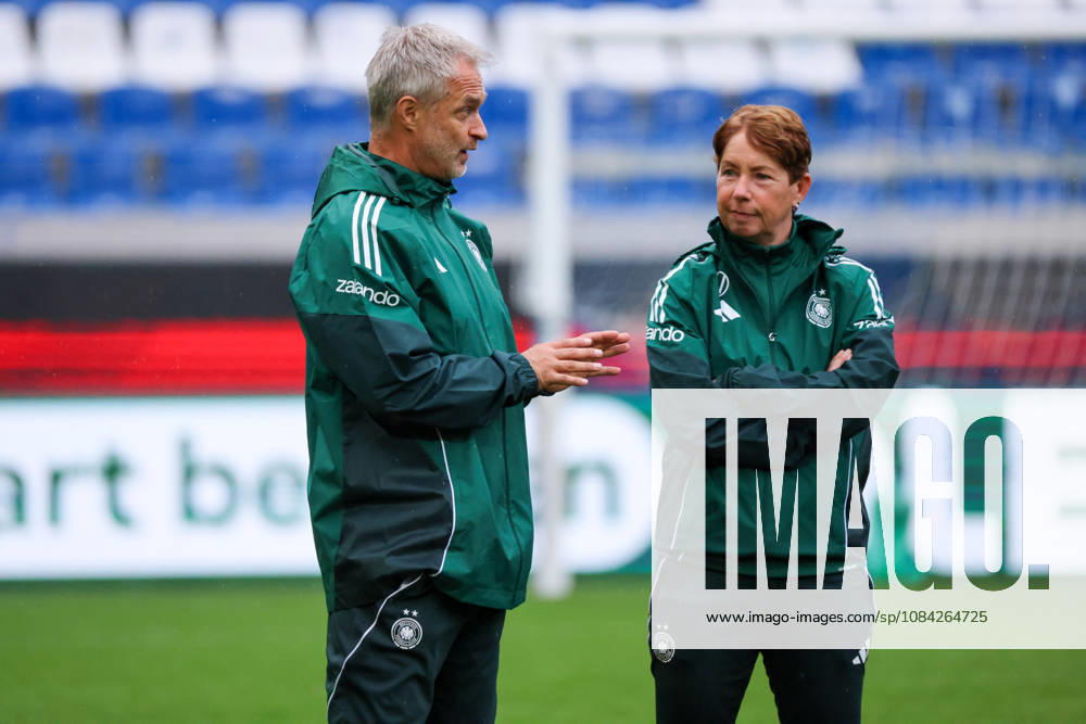 Karlsruhe, Deutschland: 08.10.2026 - Deutsche Fußballnationalmannschaft der Frauen - Abschlusstraining - Testspiel Deutschland vs. Australien Im Bild: v.li. Bundestrainer Christian Wück Wueck (Deutschland) und Co-Trainerin Maren Meinert (Deutschland)