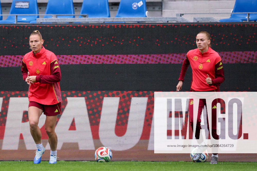 Karlsruhe, Deutschland: 08.10.2026 - Deutsche Fußballnationalmannschaft der Frauen - Abschlusstraining - Testspiel Deutschland vs. Australien Im Bild: v.li. Sarai Linder (Deutschland) und Laura Freigang (Deutschland)