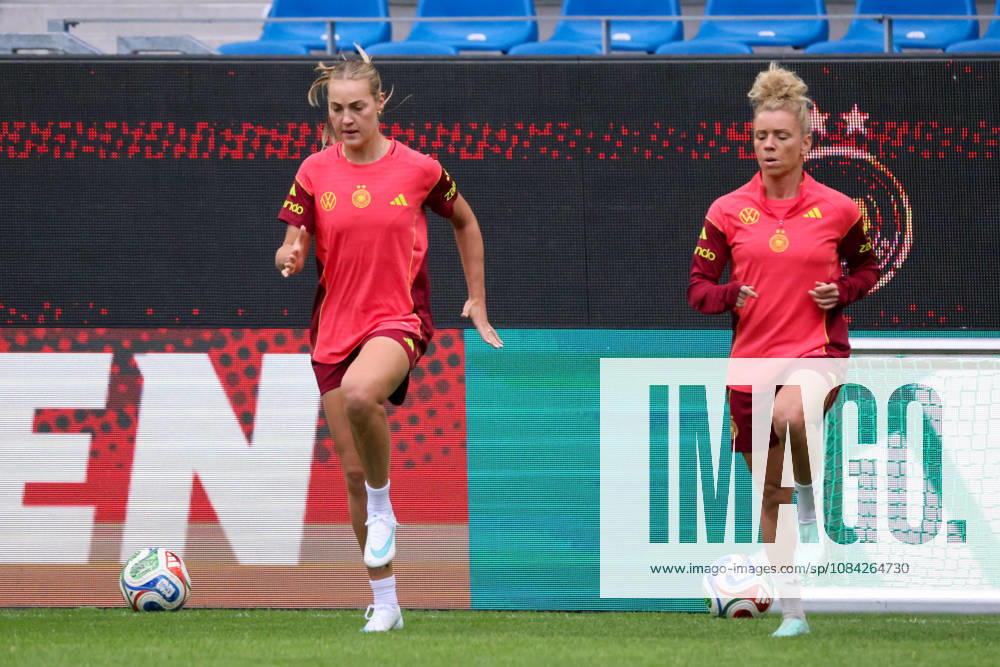 Karlsruhe, Deutschland: 08.10.2026 - Deutsche Fußballnationalmannschaft der Frauen - Abschlusstraining - Testspiel Deutschland vs. Australien Im Bild: v.li. Marie Müller Mueller (Deutschland) und Linda Dallmann (Deutschland)