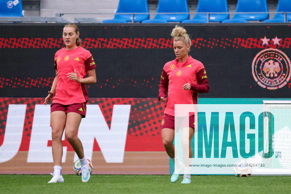 Karlsruhe, Deutschland: 08.10.2026 - Deutsche Fußballnationalmannschaft der Frauen - Abschlusstraining - Testspiel Deutschland vs. Australien Im Bild: v.li. Marie Müller Mueller (Deutschland) und Linda Dallmann (Deutschland)