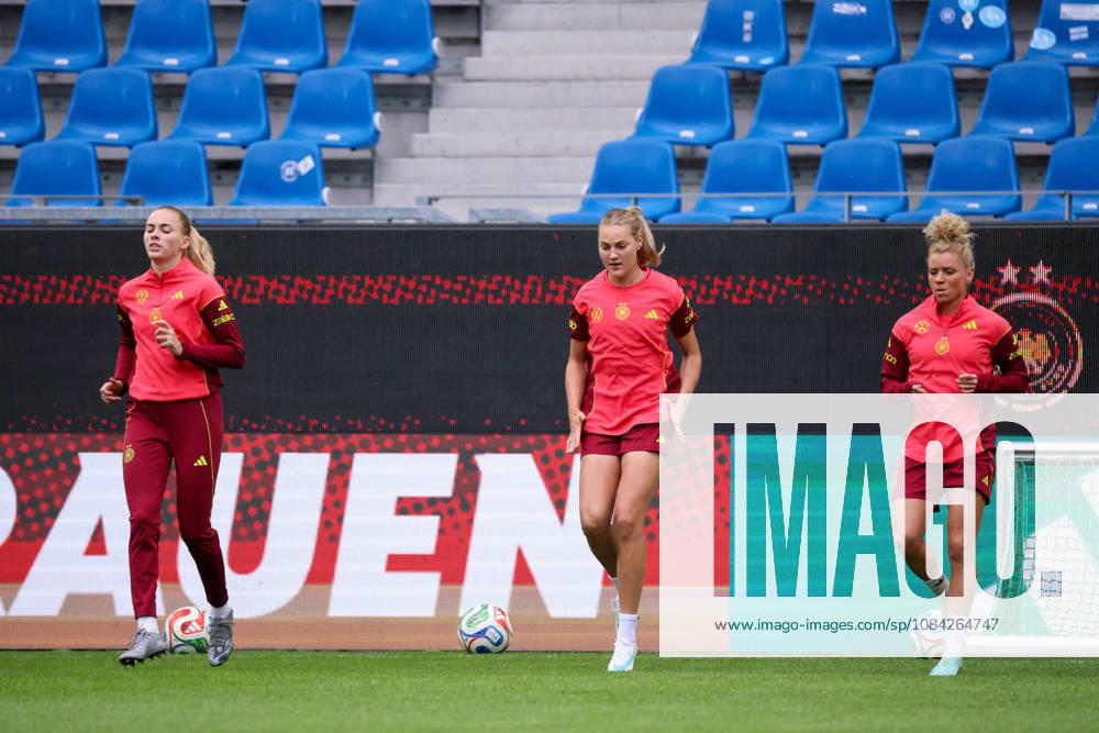 Karlsruhe, Deutschland: 08.10.2026 - Deutsche Fußballnationalmannschaft der Frauen - Abschlusstraining - Testspiel Deutschland vs. Australien Im Bild: v.li. Laura Freigang (Deutschland), Marie Müller Mueller (Deutschland) und Linda Dallmann (Deutschland)