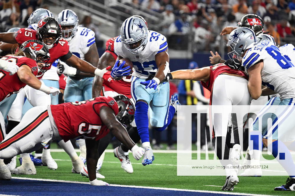Dallas Cowboys Javonte WIlliams scores on a 1-yard run against the Tampa Bay Buccaneers during their game at AT&T Stadium in Arlington, Texas on Thursday, October 8, 2026. ARL20261008010 IANxHALPERIN
