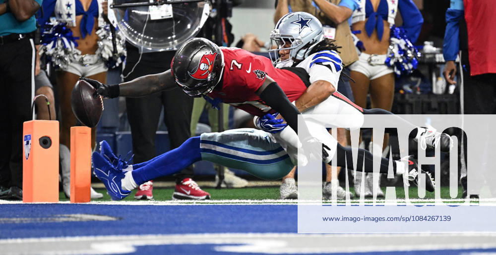 Tampa Bay Buccaneers Rashan Gary scores on a 5-yard reception against the Dallas Cowboys during their game at AT&T Stadium in Arlington, Texas on Thursday, October 8, 2026. ARL2026100822 IANxHALPERIN