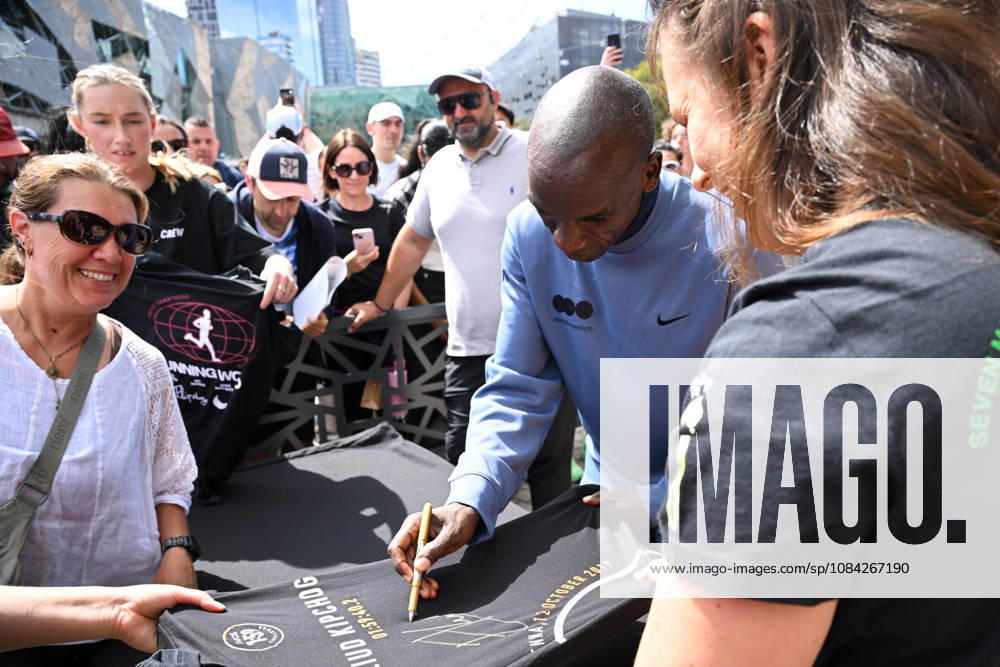 ELIUD KIPCHOGE MELBOURNE MARATHON OP, Elite marathon athlete Eliud Kipchoge signs autographs at a door stop during a fan event ahead of the Melbourne Marathon, in Melbourne, Friday, October 9, 2026. ( NO ARCHIVING MELBOURNE VICTORIA Australia
