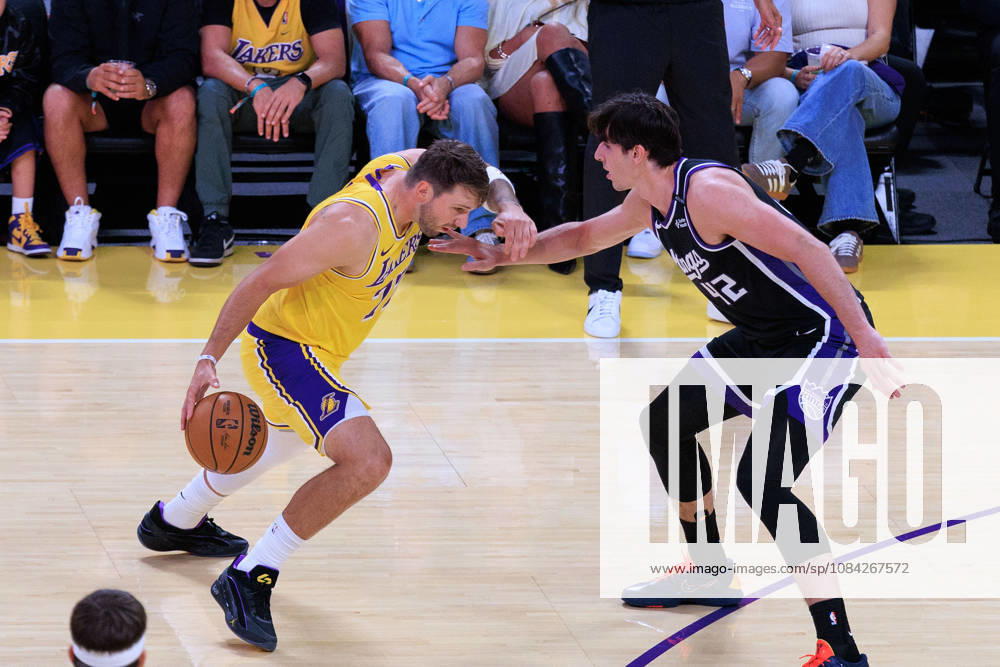 Luka Doncic 77 of the Los Angeles Lakers drives against Maxime Raynaud 42 of the Sacramento Kings during a preseason NBA, Basketball Herren, USA game on Thursday October 8, 2026 at Crypto.com Arena in Los Angeles, California. JAVIER ROJAS PI Los Angeles USA - ZUMAp124 20261008_zaa_p124_004