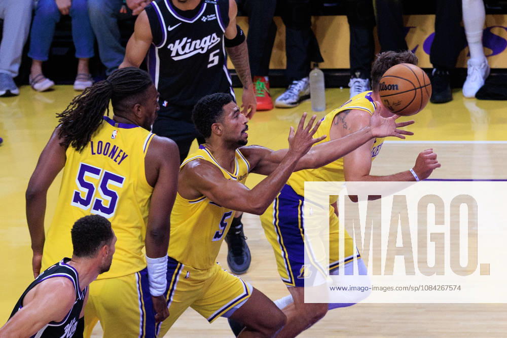Quentin Grimes 5 of the Los Angeles Lakers reaches for the loose ball during a preseason NBA, Basketball Herren, USA game against the Sacramento Kings on Thursday October 8, 2026 at Crypto.com Arena in Los Angeles, California. JAVIER ROJAS PI Los Angeles USA - ZUMAp124 20261008_zaa_p124_006