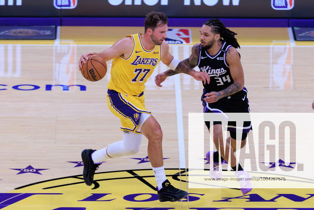 Luka Doncic 77 of the Los Angeles Lakers is defended by Emanuel Sharp 34 of the Sacramento Kings during a preseason NBA, Basketball Herren, USA game on Thursday October 8, 2026 at Crypto.com Arena in Los Angeles, California. JAVIER ROJAS PI Los Angeles USA - ZUMAp124 20261008_zaa_p124_007