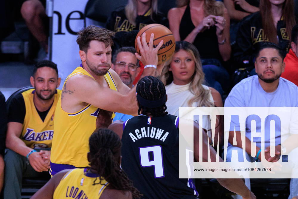 Luka Doncic 77 of the Los Angeles Lakers looks to pass the ball during a preseason NBA, Basketball Herren, USA game against the Sacramento Kings on Thursday October 8, 2026 at Crypto.com Arena in Los Angeles, California. JAVIER ROJAS PI Lakers Vs. Kings - ZUMAp124 20261008_zaa_p124_003