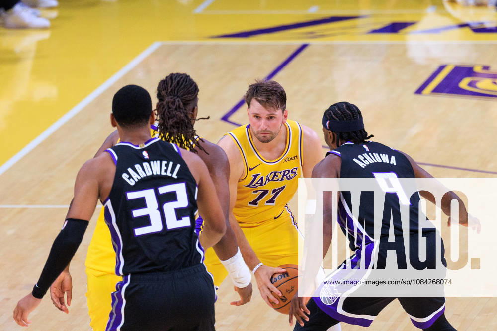 Luka Doncic 77 of the Los Angeles Lakers Is guarded by Sacramento Kings defenders during a preseason NBA, Basketball Herren, USA game on Thursday October 8, 2026 at Crypto.com Arena in Los Angeles, California. JAVIER ROJAS PI Lakers Vs. Kings - ZUMAp124 20261008_zaa_p124_016