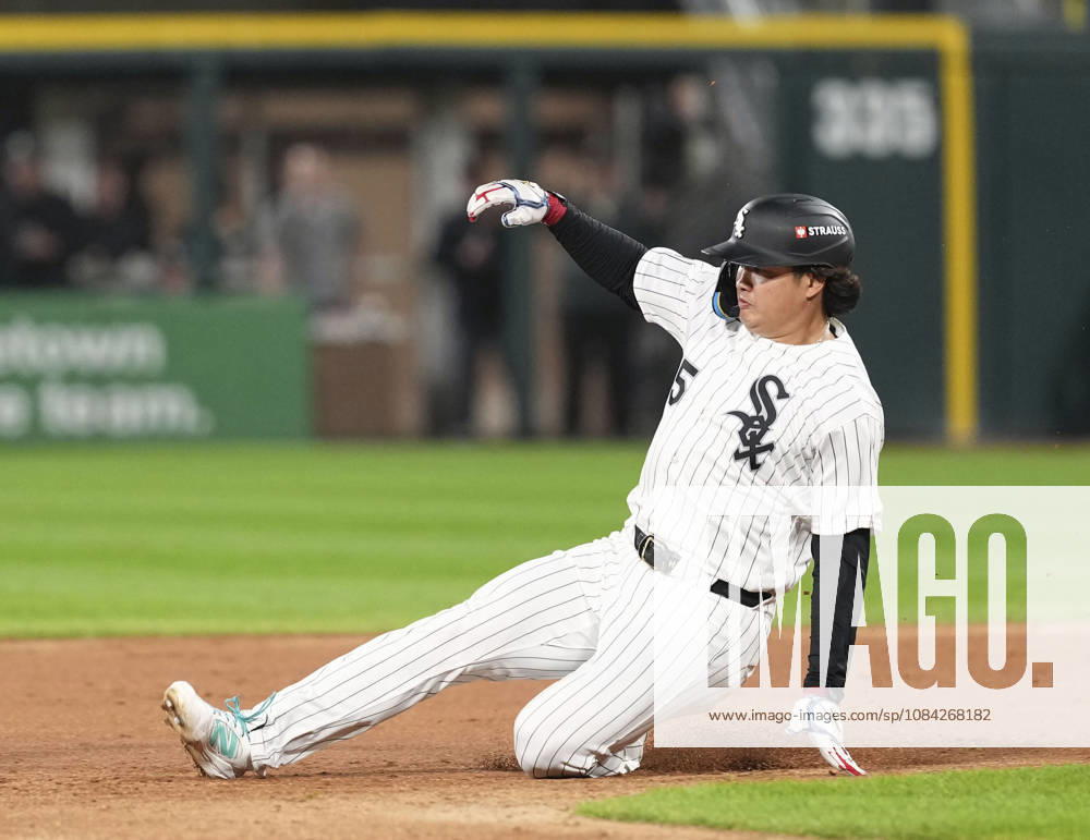 Baseball: Division Series between Guardians and White Sox Chicago White Sox first baseman Munetaka Murakami slides to steal second base in the third inning of Game 4 of the American League Division Series against the Cleveland Guardians at Rate Field in Chicago on Oct. 8, 2026. A14AA0005630507P