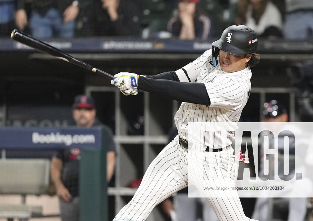 Baseball: Division Series between Guardians and White Sox Chicago White Sox first baseman Munetaka Murakami hits a single in the fifth inning of Game 4 of the American League Division Series against the Cleveland Guardians at Rate Field in Chicago on Oct. 8, 2026. A14AA0005630508P