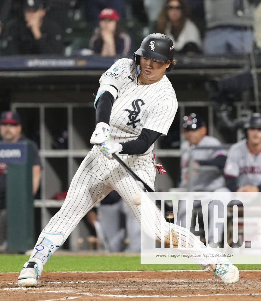 Baseball: Division Series between Guardians and White Sox Chicago White Sox first baseman Munetaka Murakami hits a single in the fifth inning of Game 4 of the American League Division Series against the Cleveland Guardians at Rate Field in Chicago on Oct. 8, 2026. A14AA0005630510P