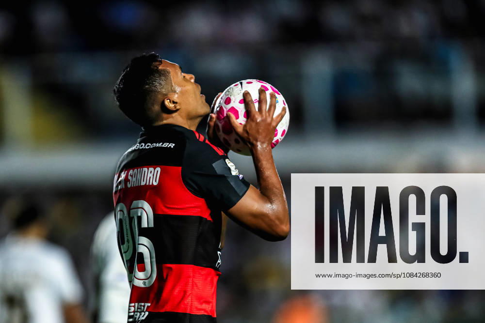 SoO PAULO (SP), BRAZIL OCTOBER 10: Flamengo player Alex Sandro during the match between Santos and Flamengo in the 2026 Brazilian Championship at Vila Belmiro Stadium in Santos (SP), Brazil, on Thursday, October 10, 2026., Credit:Marco Miatelo Avalon
