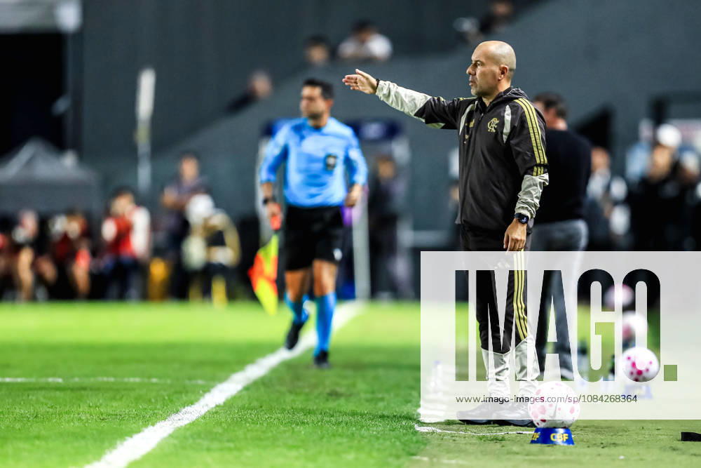 SoO PAULO (SP), BRAZIL OCTOBER 10: Flamengo head coach Leonardo Jardim during the match between Santos and Flamengo in the 2026 Brazilian Championship at Vila Belmiro Stadium in Santos (SP), Brazil, on Thursday, October 10, 2026., Credit:Marco Miatelo Avalon