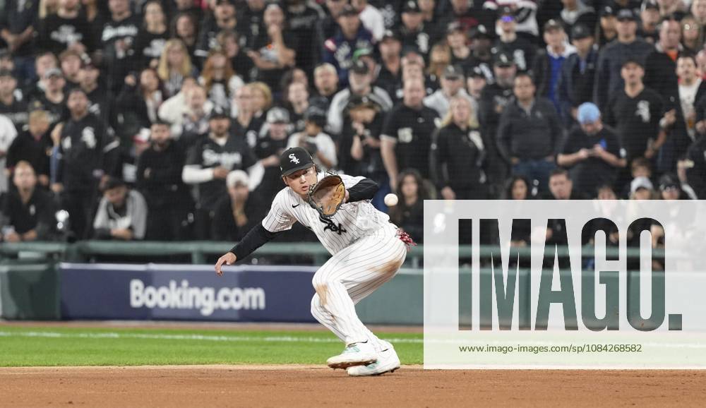 Baseball: Division Series between Guardians and White Sox Chicago White Sox first baseman Munetaka Murakami fields a grounder by Angel Martinez of the Cleveland Guardians in the fourth inning of Game 4 of the American League Division Series at Rate Field in Chicago on Oct. 8, 2026. A14AA0005630511P
