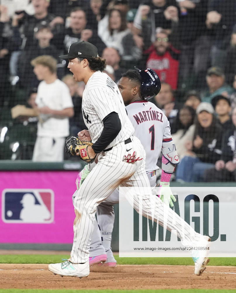 Baseball: Division Series between Guardians and White Sox Chicago White Sox first baseman Munetaka Murakami (front) reacts after Angel Martinez (1) of the Cleveland Guardians is called out on a double play in the fourth inning of Game 4 of the American League Division Series at Rate Field in Chicago on Oct. 8, 2026. A14AA0005630512P