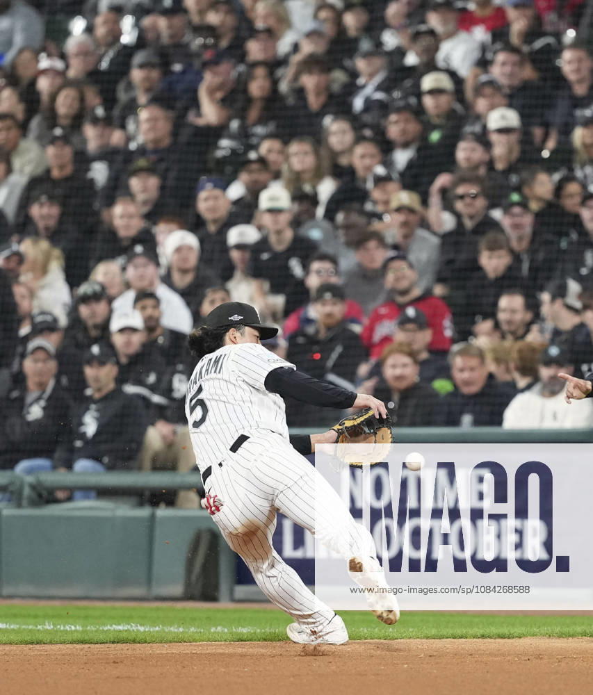 Baseball: Division Series between Guardians and White Sox Chicago White Sox first baseman Munetaka Murakami fields a grounder by Nathaniel Lowe of the Cleveland Guardians in the sixth inning of Game 4 of the American League Division Series at Rate Field in Chicago on Oct. 8, 2026. A14AA0005630513P