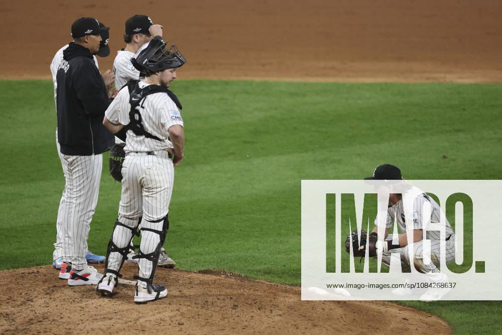 Chicago White Sox second baseman Chase Meidroth, right, and teammates wait out a pitching change as the Cleveland Guardians take the lead in the sixth inning during Game 4 of the American League Division Series at Rate Field on Thursday, Oct. 8, 2026, in Chicago. Sports News - October 8, 2026 - ZUMAm67_ 0869004539st