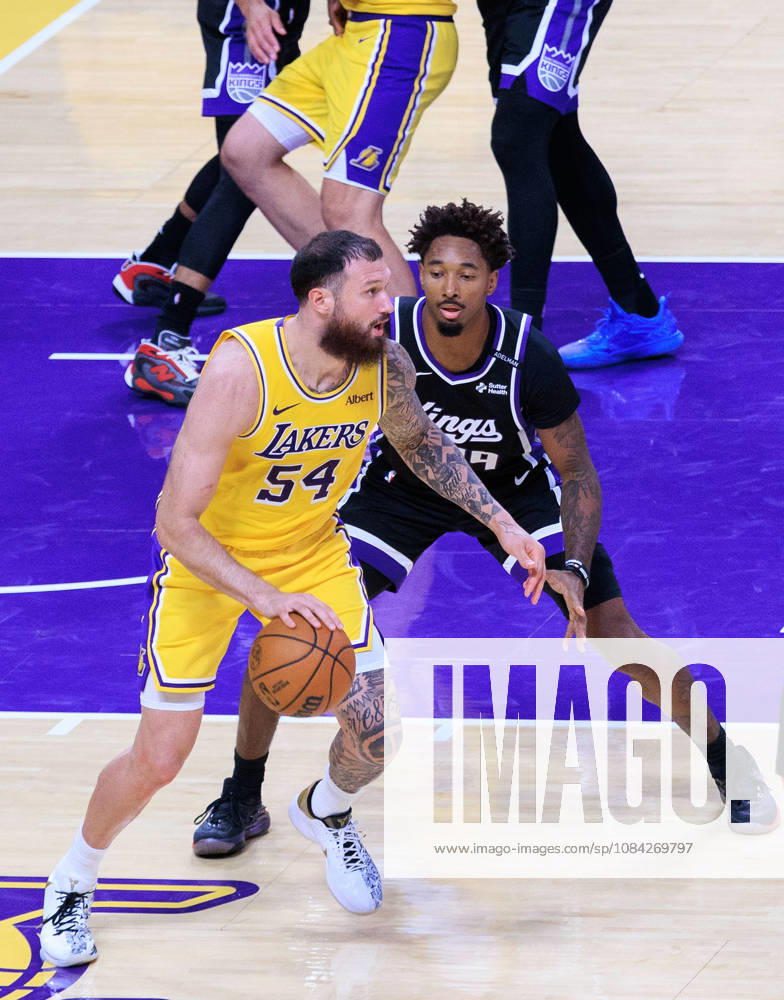 Sandro Mamukelashvili 54 of the Los Angeles Lakers is guarded by Leaky Black 19 of the Sacramento Kings during a preseason NBA, Basketball Herren, USA game on Thursday October 8, 2026 at Crypto.com Arena in Los Angeles, California. Lakers defeat Kings, 114 -110. JAVIER ROJAS PI Los Angeles USA - ZUMAp124 20261008_zaa_p124_043