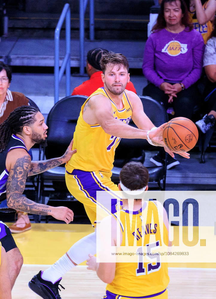 Luka Doncic 77 of the Los Angeles Lakers passes the ball to Austin Reaves 15 during a preseason NBA, Basketball Herren, USA game against the Sacramento Kings on Thursday October 8, 2026 at Crypto.com Arena in Los Angeles, California. Lakers defeat Kings, 114 -110. JAVIER ROJAS PI Lakers Vs. Kings - ZUMAp124 20261008_zaa_p124_038