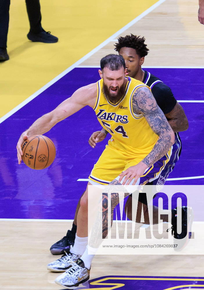 Sandro Mamukelashvili 54 of the Los Angeles Lakers is guarded by Leaky Black 19 of the Sacramento Kings during a preseason NBA, Basketball Herren, USA game on Thursday October 8, 2026 at Crypto.com Arena in Los Angeles, California. Lakers defeat Kings, 114 -110. JAVIER ROJAS PI Lakers Vs. Kings - ZUMAp124 20261008_zaa_p124_042