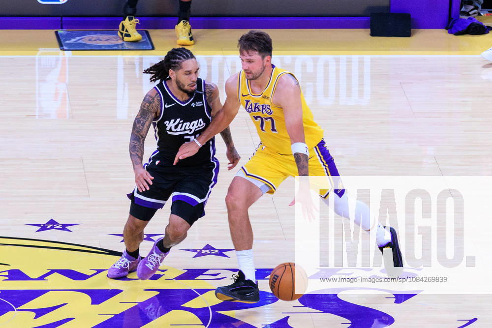 Luka Doncic 77 of the Los Angeles Lakers is defended by Emanuel Sharp 34 of the Sacramento Kings during a preseason NBA, Basketball Herren, USA game on Thursday October 8, 2026 at Crypto.com Arena in Los Angeles, California. Lakers defeat Kings, 114 -110. JAVIER ROJAS PI Lakers Vs. Kings - ZUMAp124 20261008_zaa_p124_044