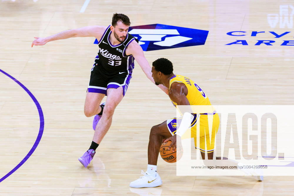 Bronny James 9 of the Los Angeles Lakers is guarded by Alex Karaban 33 of the Sacramento Kings during a preseason NBA, Basketball Herren, USA game on Thursday October 8, 2026 at Crypto.com Arena in Los Angeles, California. Lakers defeat Kings, 114 -110. JAVIER ROJAS PI Lakers Vs. Kings - ZUMAp124 20261008_zaa_p124_052