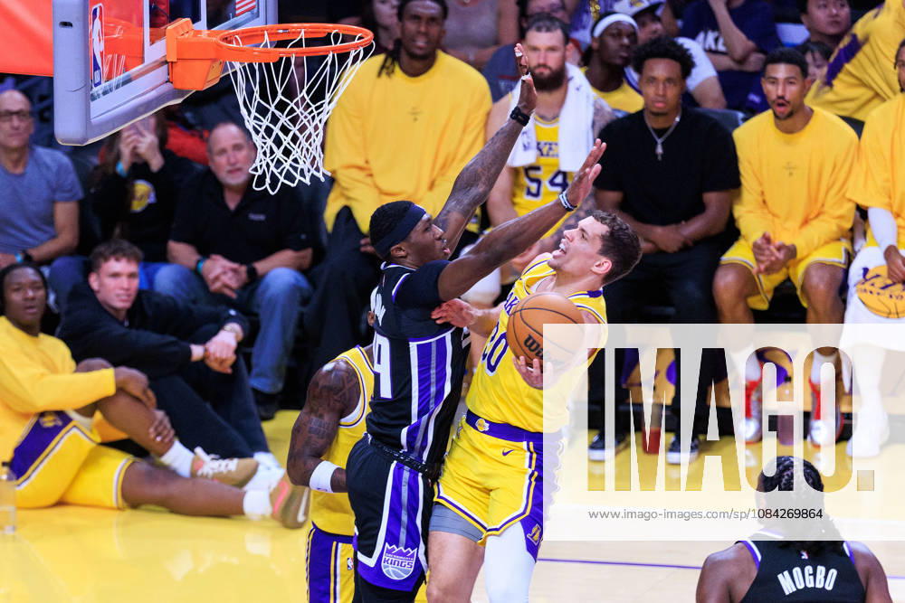 Chris Manon 30 of the Los Angeles Lakers tries to put a shot past Daeqwon Plowden 29 of the Sacramento Kings during a preseason NBA, Basketball Herren, USA game on Thursday October 8, 2026 at Crypto.com Arena in Los Angeles, California. Lakers defeat Kings, 114 -110. JAVIER ROJAS PI Los Angeles USA - ZUMAp124 20261008_zaa_p124_063