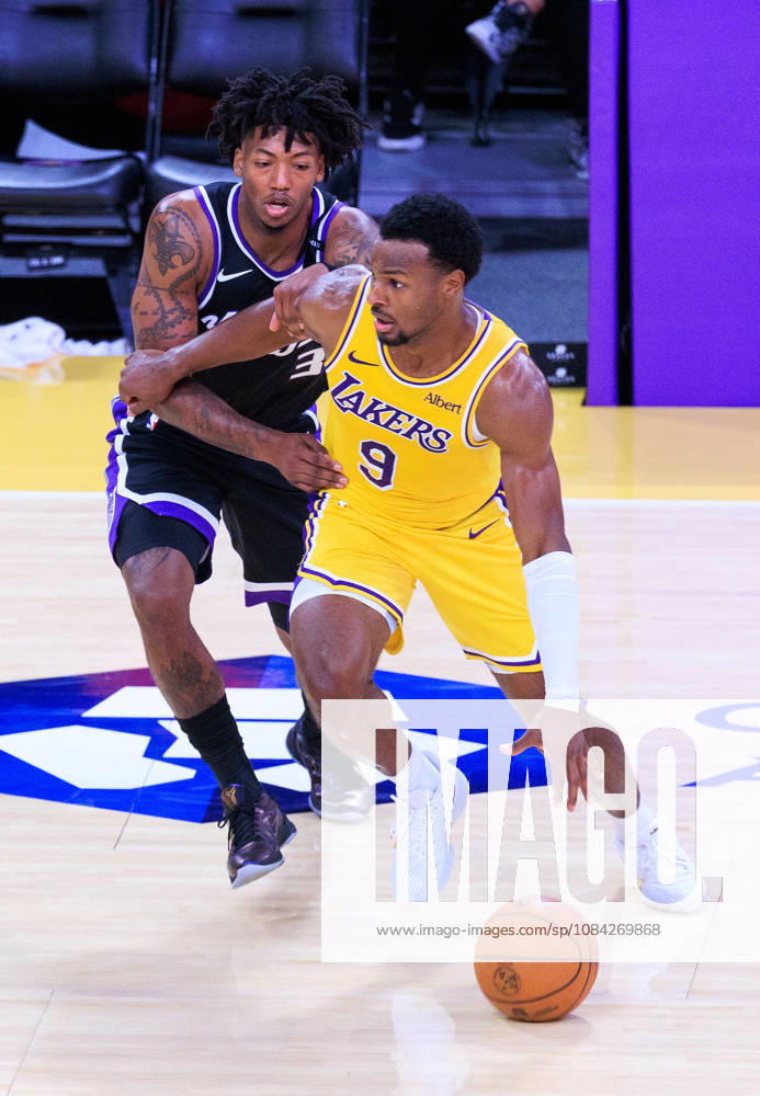 Bronny James 9 of the Los Angeles Lakers fouls Elfrid Payton 3 of the Sacramento Kings during a preseason NBA, Basketball Herren, USA game on Thursday October 8, 2026 at Crypto.com Arena in Los Angeles, California. Lakers defeat Kings, 114 -110. JAVIER ROJAS PI Lakers Vs. Kings - ZUMAp124 20261008_zaa_p124_059
