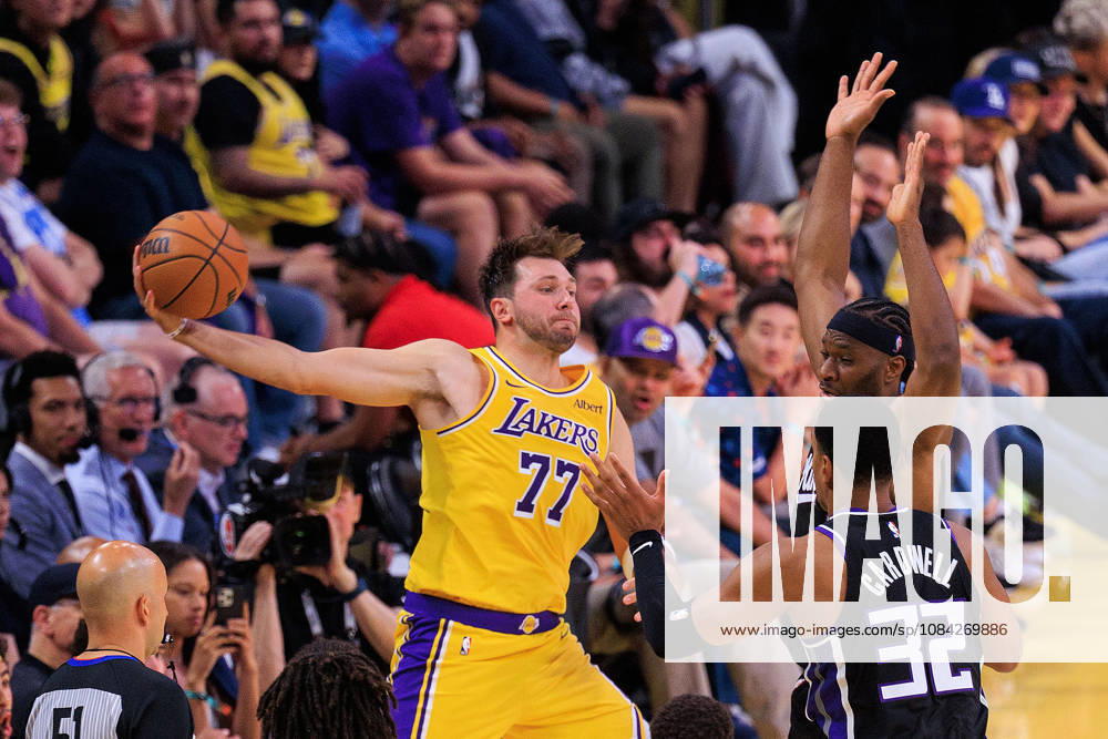 Luka Doncic 77 of the Los Angeles Lakers looks to pass past Sacramento Kings defenders during a preseason NBA, Basketball Herren, USA game on Thursday October 8, 2026 at Crypto.com Arena in Los Angeles, California. Lakers defeat Kings, 114 -110. JAVIER ROJAS PI Los Angeles USA - ZUMAp124 20261008_zaa_p124_064