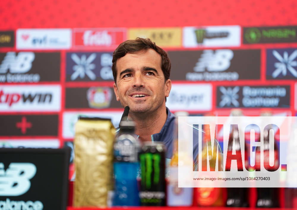 Carles Martinez (Bayer 04 Leverkusen, Cheftrainer) spricht waehrend einer Pressekonferenz vor dem Auswaertsspiel beim 1. FSV Mainz 05 mit den Medienvertretern. Bayer 04 Leverkusen Pressekonferenz, 5. Spieltag, Saison 2026 2027, BayArena, Leverkusen, GER, 09.10.2026 Foto: HMB Media Scott W. Coleman Leverkusen BayArena Nordrhein-Westfalen GER