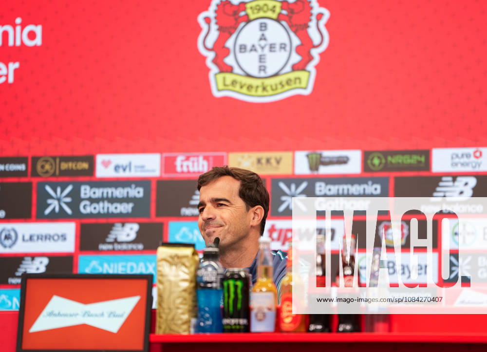 Carles Martinez (Bayer 04 Leverkusen, Cheftrainer) spricht waehrend einer Pressekonferenz vor dem Auswaertsspiel beim 1. FSV Mainz 05 mit den Medienvertretern. Bayer 04 Leverkusen Pressekonferenz, 5. Spieltag, Saison 2026 2027, BayArena, Leverkusen, GER, 09.10.2026 Foto: HMB Media Scott W. Coleman Leverkusen BayArena Nordrhein-Westfalen GER