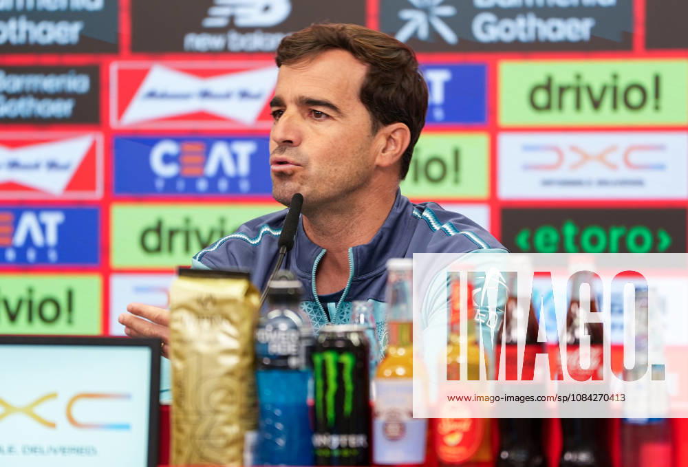 Carles Martinez (Bayer 04 Leverkusen, Cheftrainer) spricht waehrend einer Pressekonferenz vor dem Auswaertsspiel beim 1. FSV Mainz 05 mit den Medienvertretern. Bayer 04 Leverkusen Pressekonferenz, 5. Spieltag, Saison 2026 2027, BayArena, Leverkusen, GER, 09.10.2026 Foto: HMB Media Scott W. Coleman Leverkusen BayArena Nordrhein-Westfalen GER