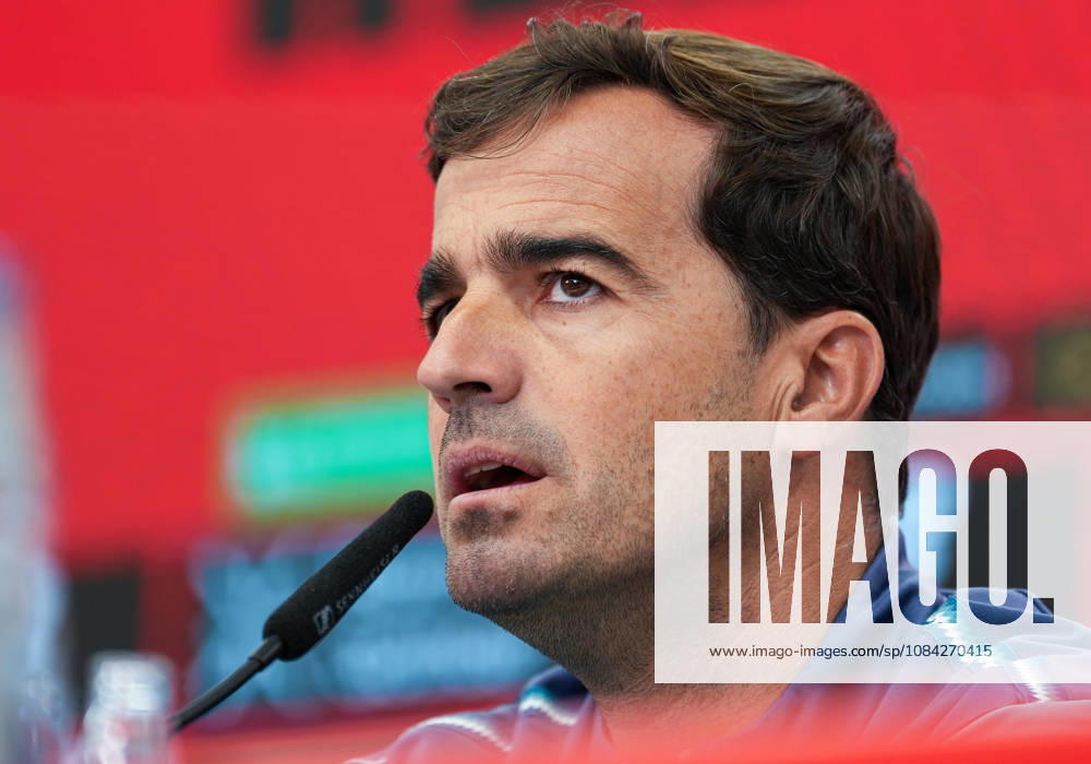 Carles Martinez (Bayer 04 Leverkusen, Cheftrainer) spricht waehrend einer Pressekonferenz vor dem Auswaertsspiel beim 1. FSV Mainz 05 mit den Medienvertretern. Bayer 04 Leverkusen Pressekonferenz, 5. Spieltag, Saison 2026 2027, BayArena, Leverkusen, GER, 09.10.2026 Foto: HMB Media Scott W. Coleman Leverkusen BayArena Nordrhein-Westfalen GER