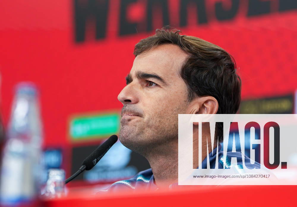 Carles Martinez (Bayer 04 Leverkusen, Cheftrainer) spricht waehrend einer Pressekonferenz vor dem Auswaertsspiel beim 1. FSV Mainz 05 mit den Medienvertretern. Bayer 04 Leverkusen Pressekonferenz, 5. Spieltag, Saison 2026 2027, BayArena, Leverkusen, GER, 09.10.2026 Foto: HMB Media Scott W. Coleman Leverkusen BayArena Nordrhein-Westfalen GER