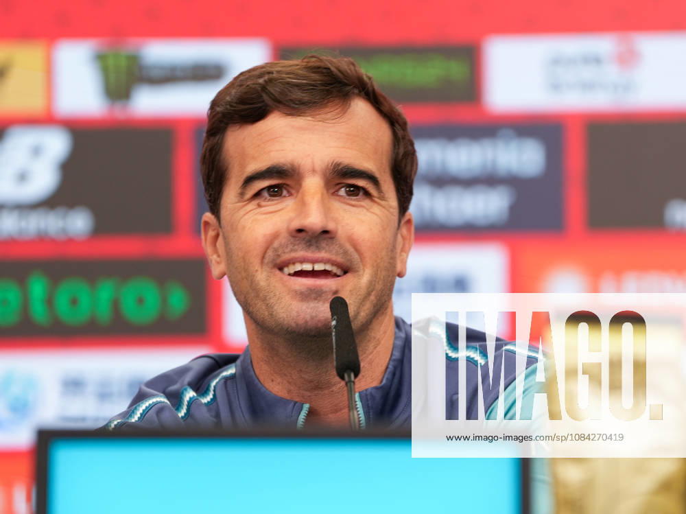 Carles Martinez (Bayer 04 Leverkusen, Cheftrainer) spricht waehrend einer Pressekonferenz vor dem Auswaertsspiel beim 1. FSV Mainz 05 mit den Medienvertretern. Bayer 04 Leverkusen Pressekonferenz, 5. Spieltag, Saison 2026 2027, BayArena, Leverkusen, GER, 09.10.2026 Foto: HMB Media Scott W. Coleman Leverkusen BayArena Nordrhein-Westfalen GER