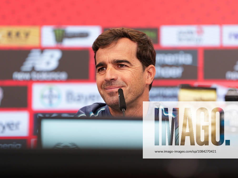 Carles Martinez (Bayer 04 Leverkusen, Cheftrainer) spricht waehrend einer Pressekonferenz vor dem Auswaertsspiel beim 1. FSV Mainz 05 mit den Medienvertretern. Bayer 04 Leverkusen Pressekonferenz, 5. Spieltag, Saison 2026 2027, BayArena, Leverkusen, GER, 09.10.2026 Foto: HMB Media Scott W. Coleman Leverkusen BayArena Nordrhein-Westfalen GER