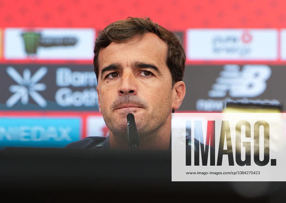 Carles Martinez (Bayer 04 Leverkusen, Cheftrainer) spricht waehrend einer Pressekonferenz vor dem Auswaertsspiel beim 1. FSV Mainz 05 mit den Medienvertretern. Bayer 04 Leverkusen Pressekonferenz, 5. Spieltag, Saison 2026 2027, BayArena, Leverkusen, GER, 09.10.2026 Foto: HMB Media Scott W. Coleman Leverkusen BayArena Nordrhein-Westfalen GER
