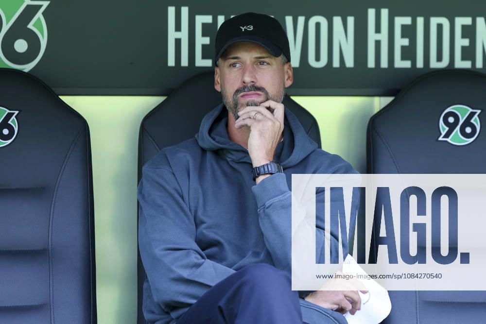 Trainer Sandro Wagner (Hannover 96) schaut waehrend des Freundschaftsspiels zwischen Hannover 96 und dem SC Verl, Heinz von Heiden Arena am 03. October 2026 in Hannover, Deutschland. (Foto von Marco Steinbrenner DeFodi Images) +++ Trainer Sandro Wagner (Hannover 96) looks on during the Friendly match between Hannover 96 and SC Verl at Heinz von Heiden Arena on October 3, 2026 in Hannover, Germany. (Photo by Marco Steinbrenner DeFodi Images) (Photo by Marco Steinbrenner DeFodi Images) -