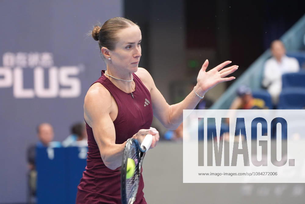 (261009) -- BEIJING, Oct. 9, 2026 -- Elina Svitolina of Ukraine hits a return during the women s singles quarterfinal match between Zheng Qinwen of China and Elina Svitolina of Ukraine at 2026 China Open tennis tournament in Beijing, China, Oct. 9, 2026. ) (SP)CHINA-BEIJING-TENNIS-CHINA OPEN-WOMEN S SINGLES (CN) XiexHan