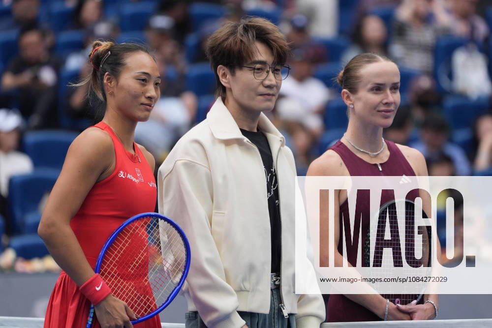 (261009) -- BEIJING, Oct. 9, 2026 -- Zheng Qinwen (L) of China and Elina Svitolina (R) of Ukraine pose with Chinese singer Wang Zhengliang before the women s singles quarterfinal match between Zheng Qinwen of China and Elina Svitolina of Ukraine at 2026 China Open tennis tournament in Beijing, China, Oct. 9, 2026. ) (SP)CHINA-BEIJING-TENNIS-CHINA OPEN-WOMEN S SINGLES (CN) XiexHan