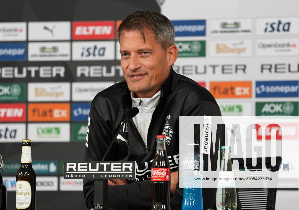 Alexander Blessin (Borussia Mönchengladbach, Cheftrainer) spricht waehrend einer Pressekonferenz vor dem Auswaertsspiel beim 1. FC Köln mit den Medienvertretern. Borussia Mönchengladbach Pressekonferenz, 5. Spieltag, Saison 2026 2027, BORUSSIA-PARK, Mönchengladbach, GER, 09.10.2026 Foto: HMB Media Scott W. Coleman Mönchengladbach BORUSSIA-PARK Nordrhein-Westfalen GER