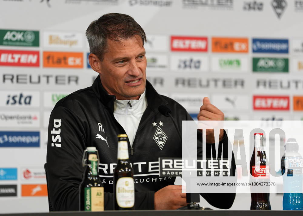 Alexander Blessin (Borussia Mönchengladbach, Cheftrainer) spricht waehrend einer Pressekonferenz vor dem Auswaertsspiel beim 1. FC Köln mit den Medienvertretern. Borussia Mönchengladbach Pressekonferenz, 5. Spieltag, Saison 2026 2027, BORUSSIA-PARK, Mönchengladbach, GER, 09.10.2026 Foto: HMB Media Scott W. Coleman Mönchengladbach BORUSSIA-PARK Nordrhein-Westfalen GER