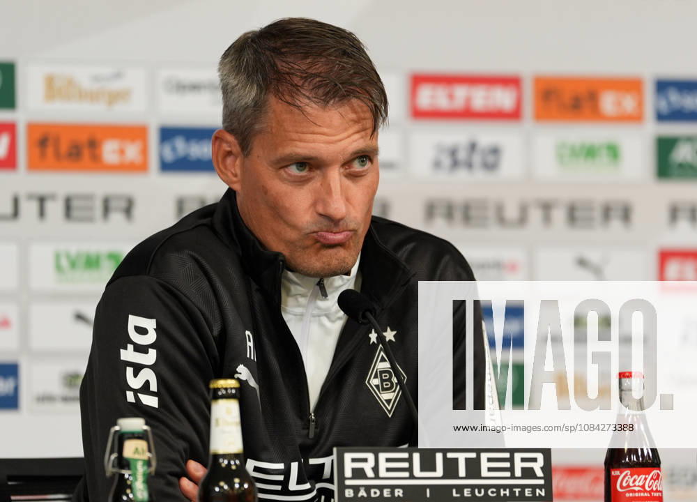 Alexander Blessin (Borussia Mönchengladbach, Cheftrainer) spricht waehrend einer Pressekonferenz vor dem Auswaertsspiel beim 1. FC Köln mit den Medienvertretern. Borussia Mönchengladbach Pressekonferenz, 5. Spieltag, Saison 2026 2027, BORUSSIA-PARK, Mönchengladbach, GER, 09.10.2026 Foto: HMB Media Scott W. Coleman Mönchengladbach BORUSSIA-PARK Nordrhein-Westfalen GER