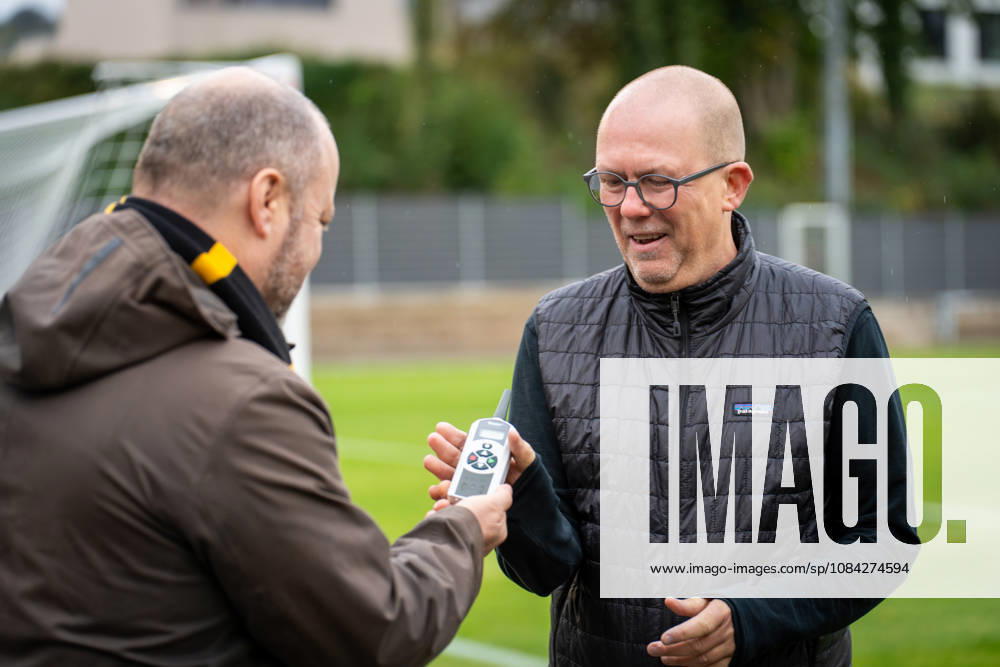 Dr. Dirk Kall (Kaufmaennischer Geschaeftsfuehrer, Alemannia Aachen) erhaelt symbolisch die Fernbedienung der Bewaesserungsanlage TSV Alemannia Aachen Eroeffnung des neuen Trainigsplatzes, Saison 2026 2027, 09.10.2026 TSV Alemannia Aachen Eroeffnung des neuen Trainigsplatzes, Saison 2026 2027, 09.10.2026 Aachen