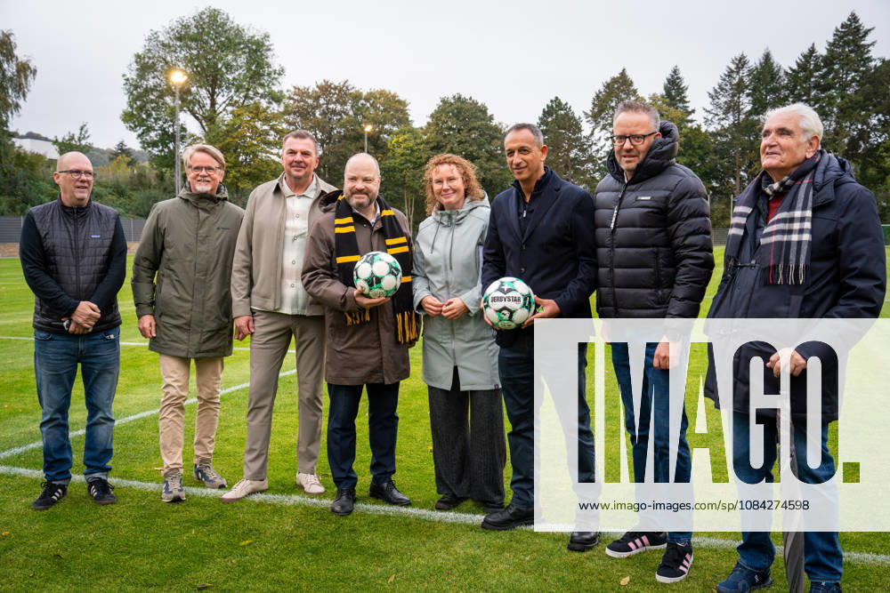 Die Vertreter der Alemannia zusammen mit den Vertretern der Stadt Aachen TSV Alemannia Aachen Eroeffnung des neuen Trainigsplatzes, Saison 2026 2027, 09.10.2026 TSV Alemannia Aachen Eroeffnung des neuen Trainigsplatzes, Saison 2026 2027, 09.10.2026 Aachen