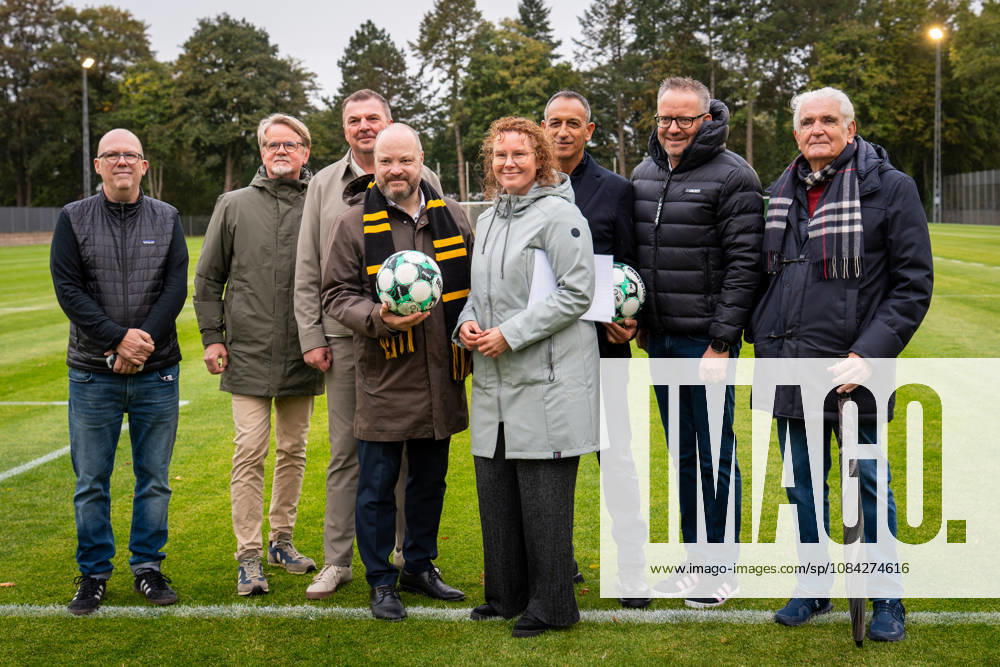 Die Vertreter der Alemannia zusammen mit den Vertretern der Stadt Aachen TSV Alemannia Aachen Eroeffnung des neuen Trainigsplatzes, Saison 2026 2027, 09.10.2026 TSV Alemannia Aachen Eroeffnung des neuen Trainigsplatzes, Saison 2026 2027, 09.10.2026 Aachen